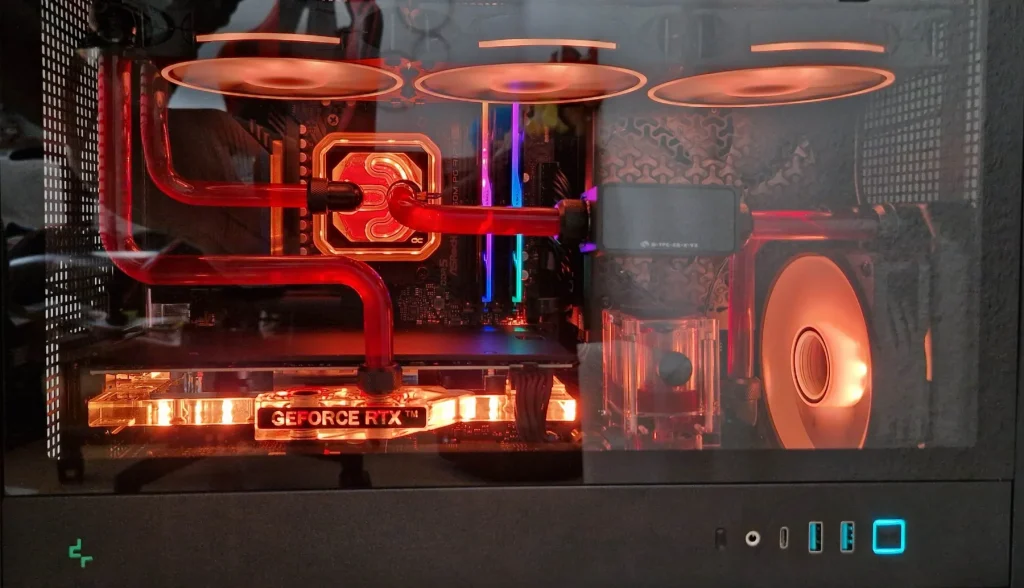 Individuell gebauter PC mit Wasserkühlung und beleuchteten Komponenten