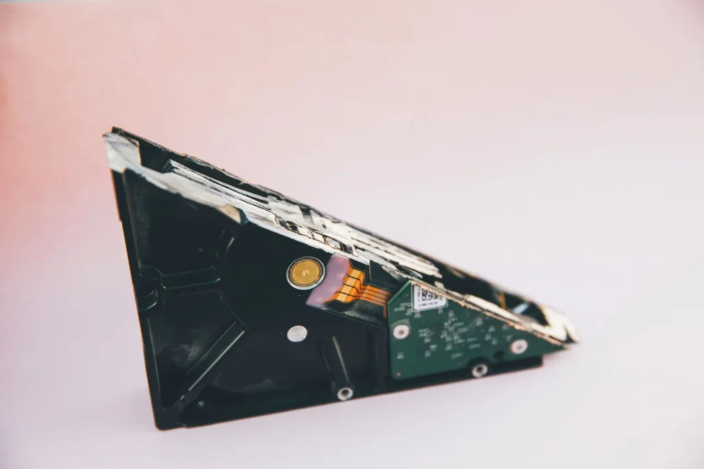 Geöffnete Festplatte als Symbol für Datenrettung und Datenträgerdiagnose