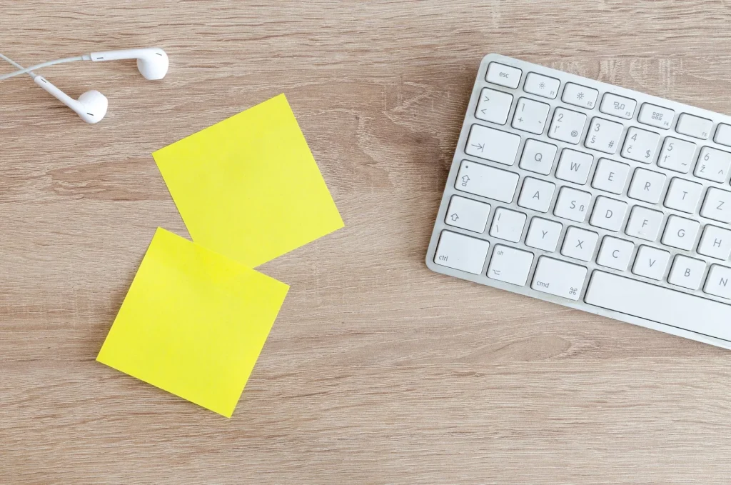Realer Arbeitsplatz mit Tastatur und Notizzetteln