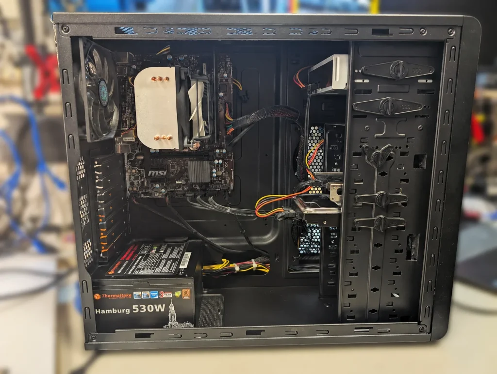 Desktop-PC nach der professionellen Innenreinigung