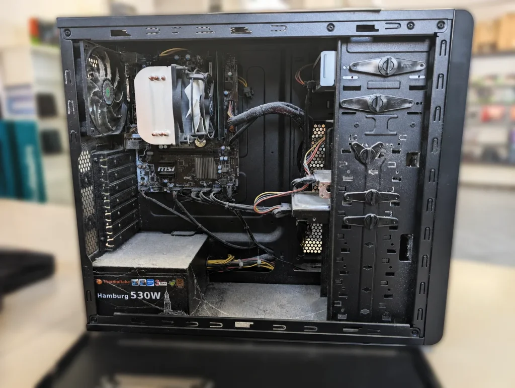 Stark verstaubter Desktop-PC vor der professionellen Innenreinigung